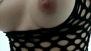 สาวสวมหน้ากากสุนัขให้ดูดลึก เธอหนีเมื่อลูกค้าลิ้มข้างล่าง