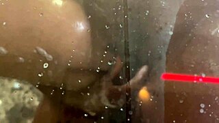 Belle-mère coquine filmée en train de baiser sa belle-fille sous la douche