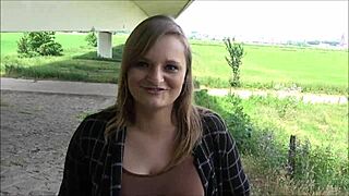 Perverzni moški izkorišča naivno dekle v pičkarskem na prostem