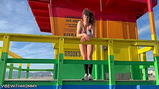 Jødisk milf knalder med fremmed på stranden i bikini