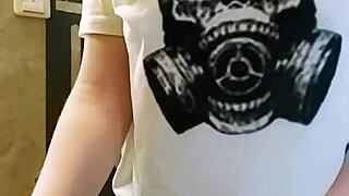 レギンスの生意気な女がオナニーしながらお尻を叩く。夫は仕事中！