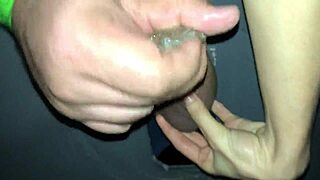 Rapaz swing evinde glory hole'dan mastürbasyon yapıyor, karısı izliyor. Yaşlı çifti vahşi boynuzlu aksiyon için katılıyor amatörler ininde.