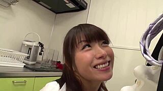 Pisarniška dama v tridesetih z velikimi joškami jebe sodelavce trdo