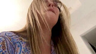 Jebal najboljši prijateljevo seksi mačeho z ogromnimi joškami