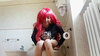 OMG, chytil som ju nahú na skrytej kamere v kúpeľni na toalete! 😱