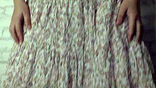 Velkoprsá žena se vrací domů po podvádění s cizinci v paroháčově pohledu