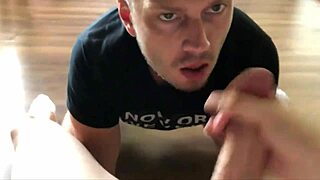 Vau, ena ura masivnega gejskega sesanja s ogromnimi krempicami v obraz!