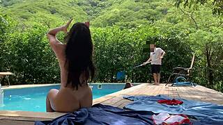 Natasha i Megan se sunčaju gole s srećnim tipom iz bazena