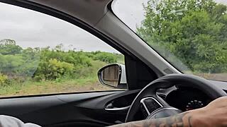 תופסים אותי מנשקת את אחי חורג במכונית עם זרע נוטף בכל מקום