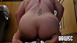 BBW seks oyuncağıyla halka açık mutfakta tahrik ediyor