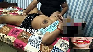 Chica joven caliente follando con novio en mesa de masaje