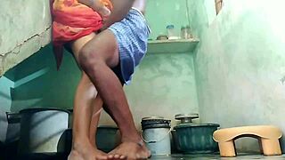 देसी आंटी बाथरूम में डॉगीस्टाइल पाउंडेड हुई