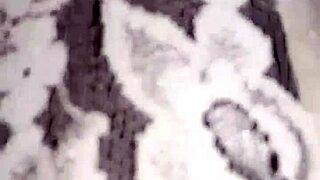 Vau! Kurvikarvaista kypsää brunettia porataan sängyssä housut jalassa!