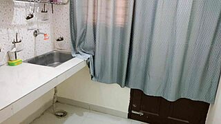 Polubrat ne može da čeka da isproba novu igračku u roleplay-u