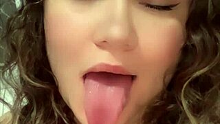 DJ Brisa Guia em Fantasia Sexy de Papai Noel