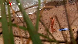 Hete milf geneukt door oudere kerel op oceaanstrand!