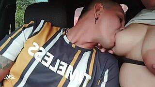 ワオ、私の親友のボーイフレンドを彼の車で吸う！