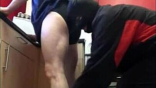 Эй, этот стеснительный би парень позволяет всем трахать его жопу в гараже! 😈