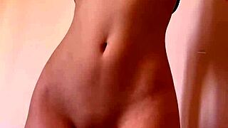 Pieni Maiskii-tyttö masturboi ajeltua vartaloaan! Niin kuuma katsoa!