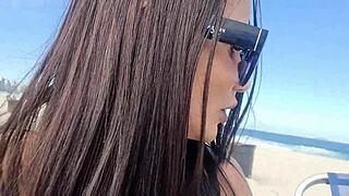 Наведена латина получава догистайл на плажа Копакабана. Пълна акция на XV Red.