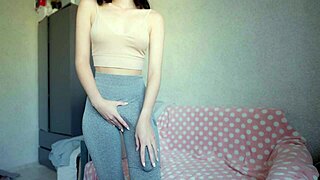 Irmã de Padrasto Futa Masturba Pau Enorme e Goza Forte na Camisinha