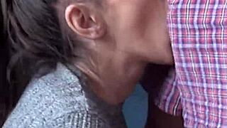 קנדי קרוס יורדת על הברכיים לפיצוץ פנים מבולגן בסרט ביתי