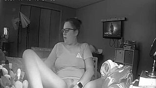 Genç Fahişe Ödevini Atlayıp Porn İzleyerek Gizli Kamera Önünde Parmaklıyor