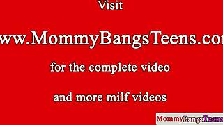 Göğüsleri büyük sarışın MILF yatakta 18+ gençlerle çılgın seks yapıyor. Hızla ısınıyor!