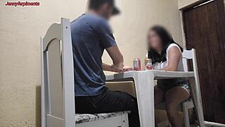 Млади кривудави пар јебе јако у јавном бару тоалету