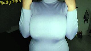 Ik speel gewoon met mijn enorme tieten voordat ze me hard neuken