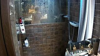 Βουαγιέρ πιάνει δύο κοπέλες να κάνουν ντους μαζί στο μπάνιο