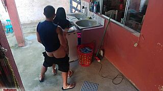 Patroa Keluar dan Empregada Tak Tahan Kote Keras Aku di Dapur