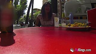 Turista Latina 18+ Roubada, Nerd Ajuda Ela Ganhar Dinheiro de Volta. Câmera Escondida Pega Ação de Quatro