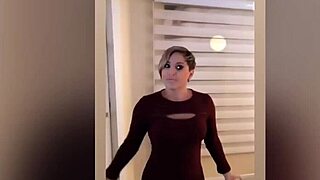 Después de una noche loca, esposa joven 18+ monta polla grande, gimiendo fuerte, mostrando su enorme culo latino