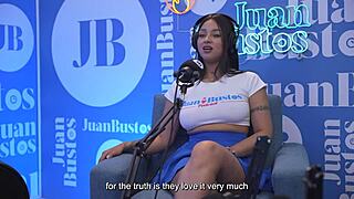 Latina Berminyak Kataleya Ross Naik Mesin Vibrator Untuk Pancut Di Podcast Juan Bustos