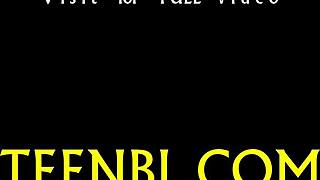 Elektryzujący lodzik z ogromnymi cyckami w dzikim doggystyle!