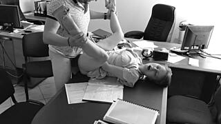 Chef bumst heimlich seine kleine 18+ Sekretärin auf dem Bürotisch, auf Kamera gefangen!