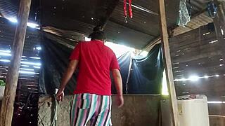 Ele emprestou o chuveiro e fodeu a vizinha duro no banheiro