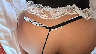 Mlada Latinoamerikanka služavka menja tesnu guzu za pare posle čišćenja