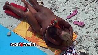 Пляжный вуайерист ловит сахарного папика с горячей блондинкой-подростком