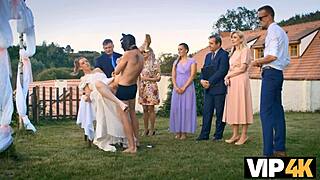Vip4k Красива булка в сватбена рокля се чука перверзно навън с обръсната путка