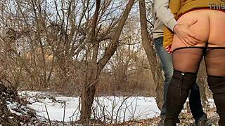 Maćeha mi piša i pomaže prljave želje. Milf puše i prima dogi tvrdo.