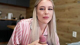 Ibu tiri tidur satu ranjang dengan anak tiri dan diewe sampe facial