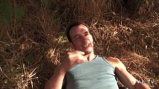 Nuori pieni brunette sodomitettu ulkona luonnossa