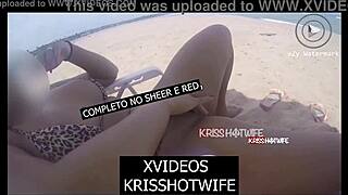 Kriss hotwife masturbeert op het strand, benaderd door twee vreemden