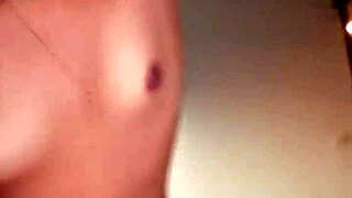 Junge thailändische Teen würgt und schluckt Sperma in Nahaufnahme