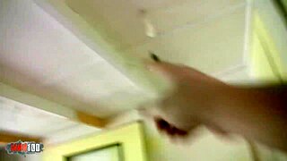 Milf francese magra bionda prende duro nel culo per soldi!