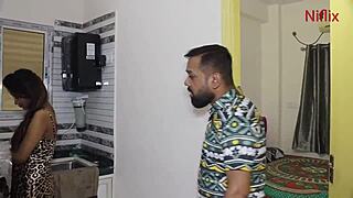 यंग इंडियन वाइफ हसबैंड के साथ रोमांटिक किचन सेक्स का मजा लेती है।