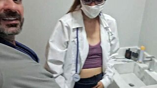 Hei, naimisissa oleva sairaanhoitaja pettää työläistä sairaalan vessassa!