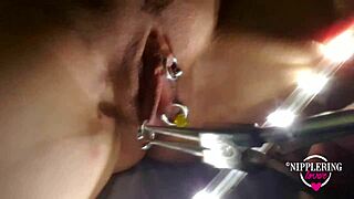 饥渴熟女渴望多环在她拉伸湿润阴唇里